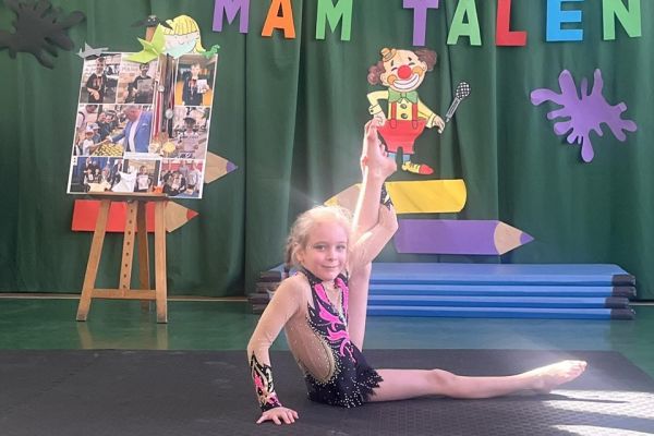 Pokaz akrobatyczny uczennicy z klasy 1a