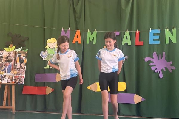 Pokaz akrobatyczny uczennic z  klasy 3c