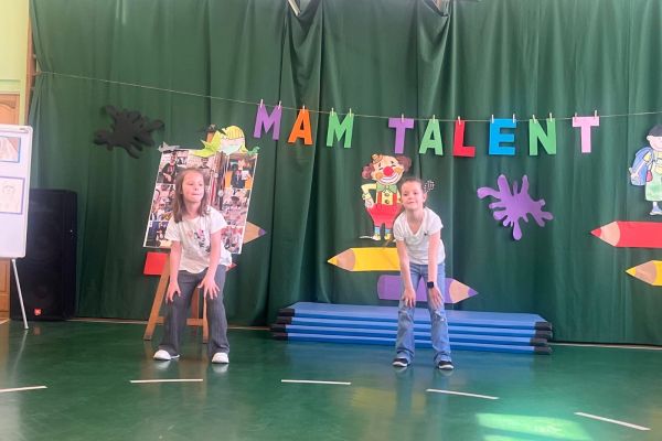 Występ taneczny uczennic z klasy 1c