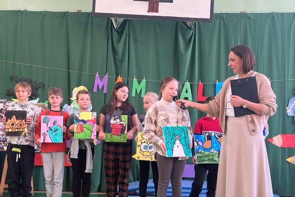 Pokaz własnoręcznie wykonanych prac plastycznych