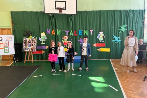 Prezentacja piosenki przez uczennice z klasy 1a