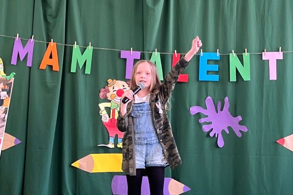 Występ wokalny uczennicy z klasy 2a