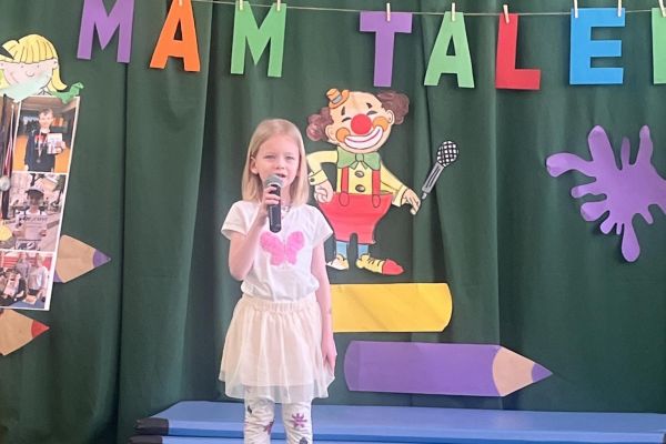 Prezentacja piosenki przez uczennicę z klasy 1c