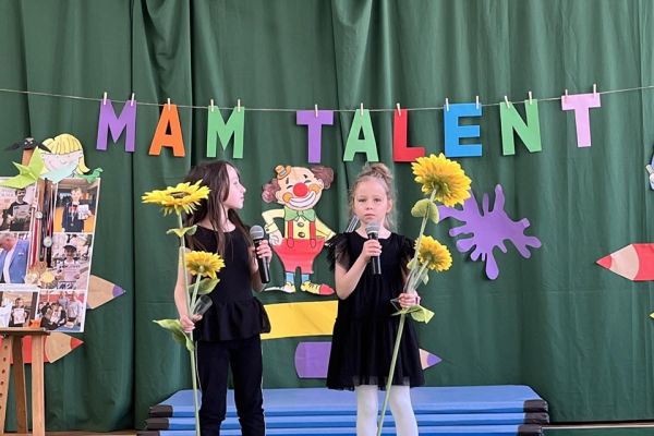 Prezentacja piosenki przez uczennice klasy 2c