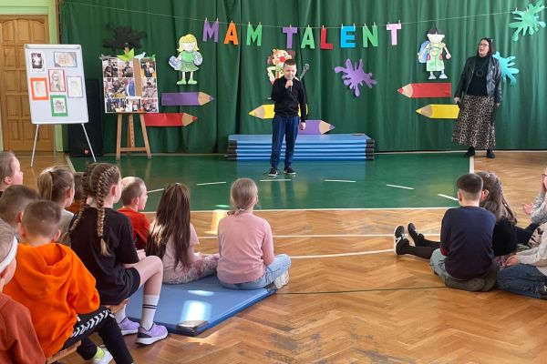 Występ wokalny ucznia z klasy 1d