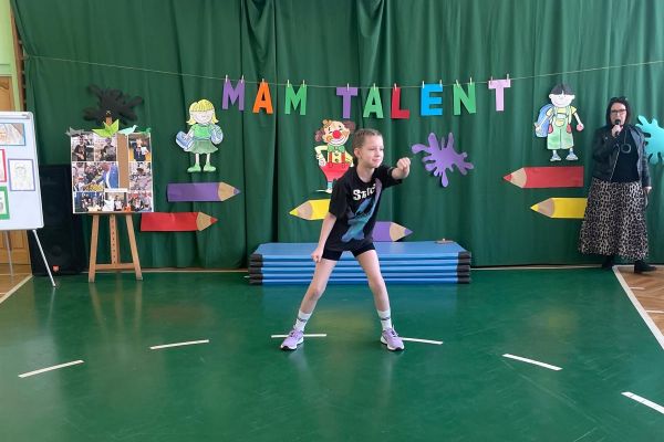 Występ taneczny uczennicy z klasy 2b