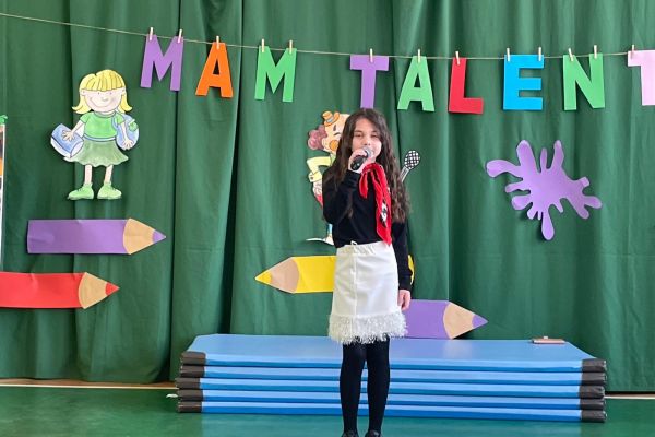 Występ taneczny uczennicy z klasy 2d