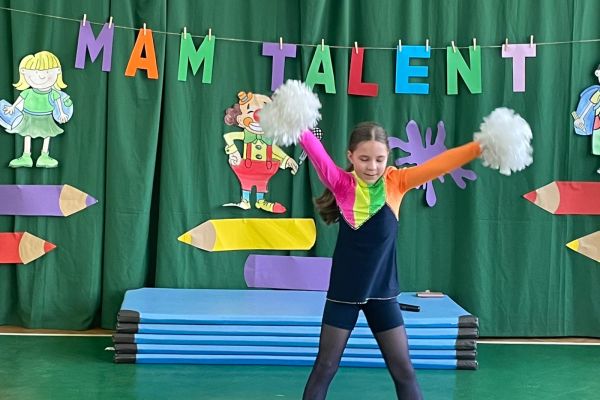 Taniec akrobatyczny uczennicy z klasy 3b