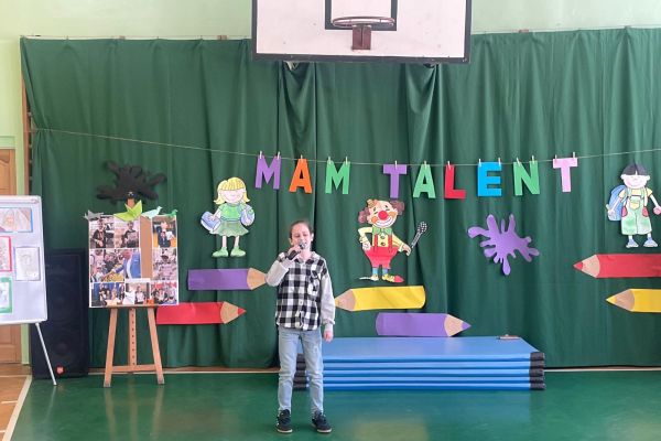 Występ wokalny ucznia z klasy 3a