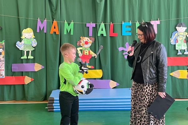 Pokaz umiejętności sportowych ucznia z klasy 3a