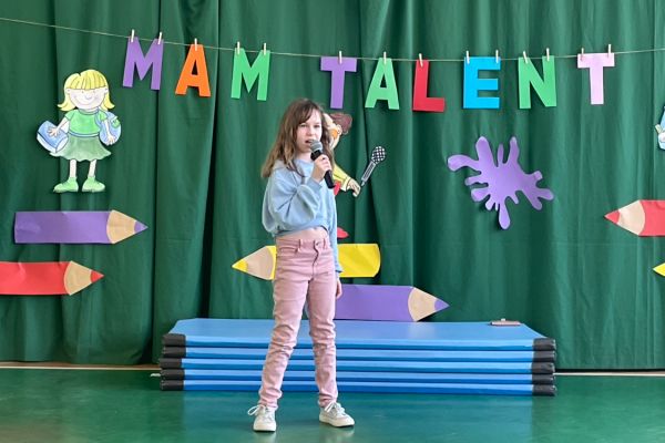 Występ wokalny uczennicy z 2d