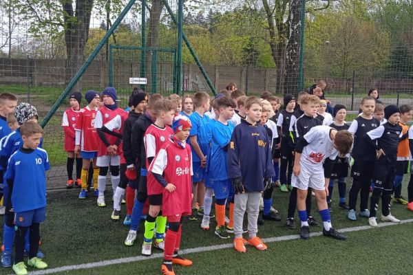 Zawodnicy naszej szkoły wraz z innymi drużynami