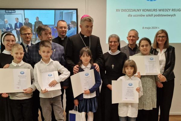 Laureaci i finaliści konkursu z opiekunami i organizatorami