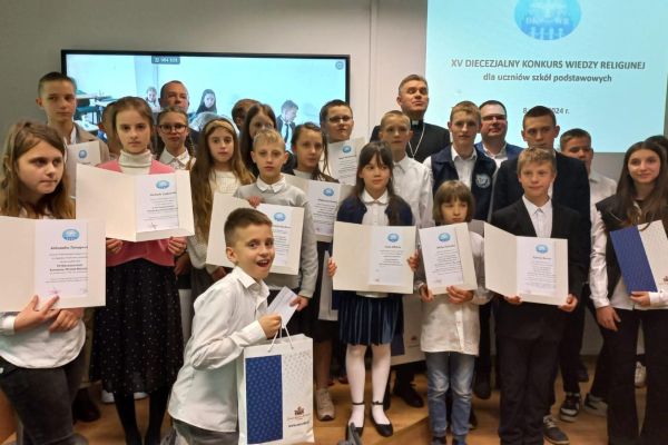 Laureaci i finaliści konkursu z opiekunami i organizatorami