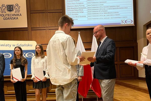 Paweł Paziewicz odbiera zaświadczenie