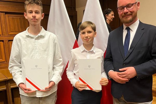 Kurator oświaty pan Grzegorz Kryger z laureatami