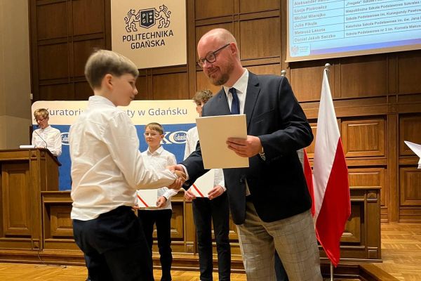 Maciej Ptak odbiera zaświadczenie