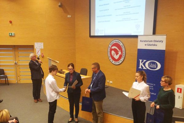 Kacper odbiera nagrodę