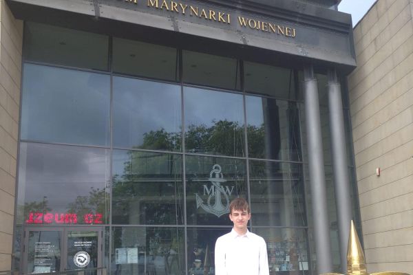 Kacper przed Muzeum Marynarki Wojennej