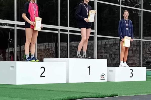 Zawodnicy z medalami i dyplomami na podium