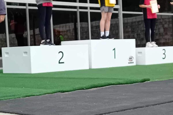 Zawodnicy z medalami i dyplomami na podium