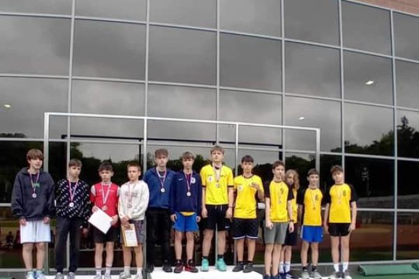 Zawodnicy z medalami i dyplomami na podium