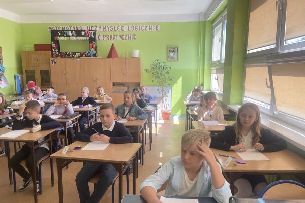 Uczniowie ze słupskich szkół piszą dyktando