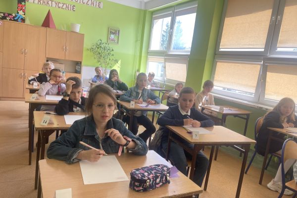 Uczniowie ze słupskich szkół piszą dyktando