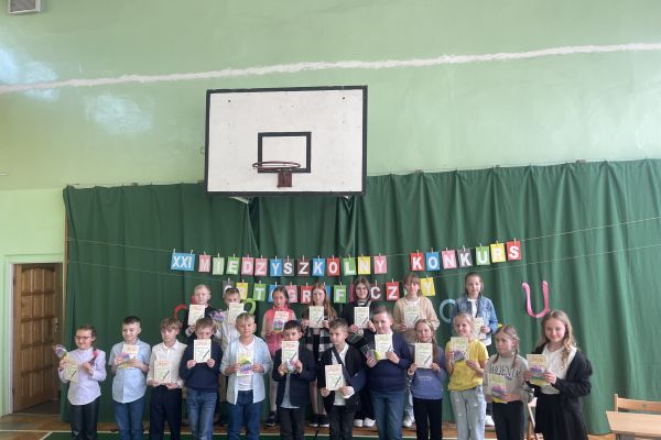 Pamiątkowe zdjęcie uczniów z dyplomami i upominkami