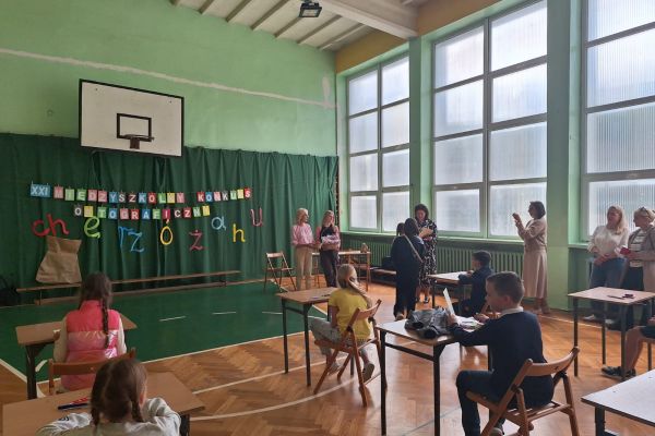 Wręczenie wszystkim uczestnikom dyplomów i upominków