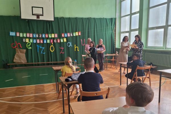 Wręczenie wszystkim uczestnikom dyplomów i upominków