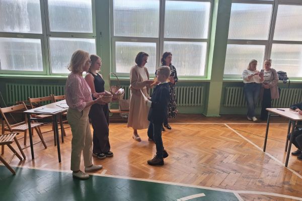 Wręczenie wszystkim uczestnikom dyplomów i upominków