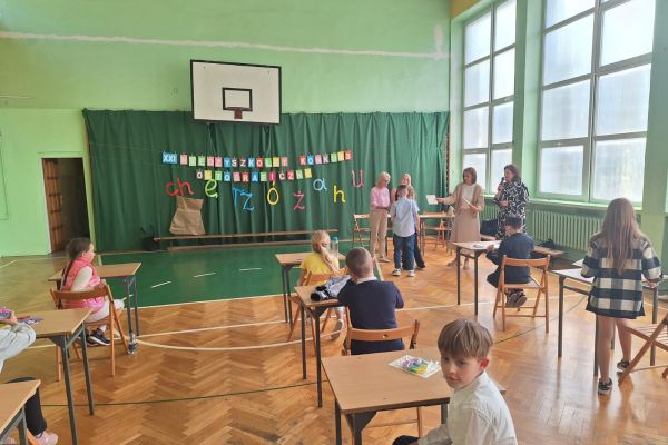 Wręczenie wszystkim uczestnikom dyplomów i upominków