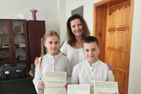 Nagrodzeni uczniowie naszej szkoły panią dyrektor