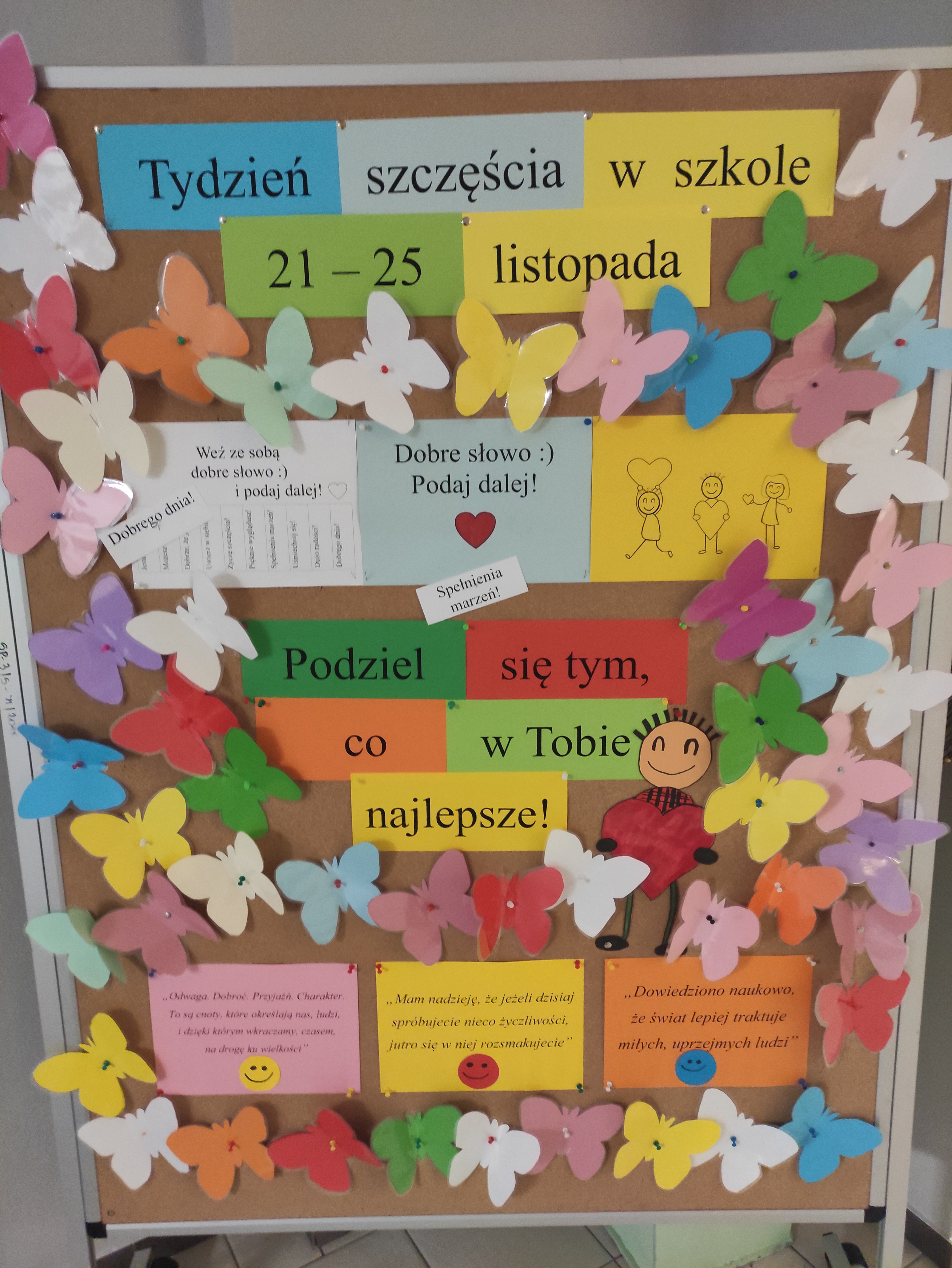 Kolorowa dekoracja tablicy na Tydzień Życzliwości w szkole 