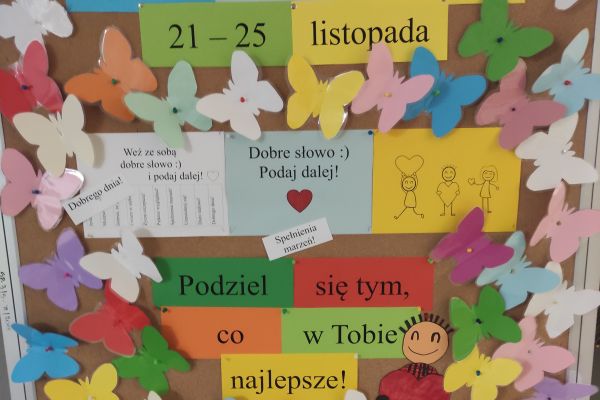 Kolorowa dekoracja tablicy na Tydzień Życzliwości w szkole 