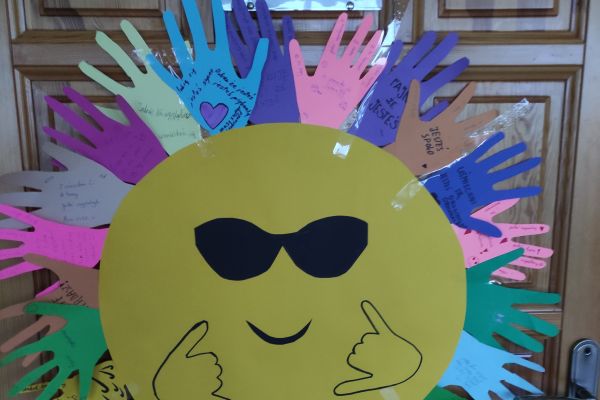 Kolorowe plakaty na drzwiach klasowych na temat życzliwości 