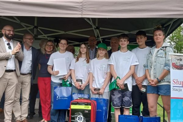Nagrodzeni uczniowie wraz z organizatorami