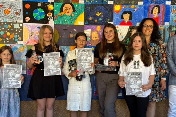 Nagrodzone uczennice naszej szkoły w konkursie Kosmos widziany oczami Kopernika