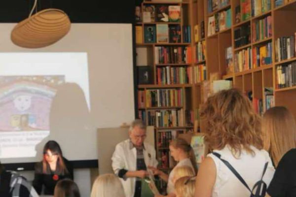 Amelka odbiera nagrodę.