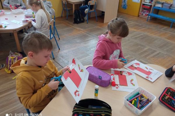 Dzieci wycinają mikołaje