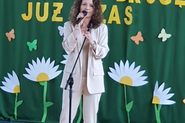 POWITANIE UCZNIÓW I RODZICÓW PRZEZ PANIĄ DYREKTOR MARZENĘ WOLSKĄ 