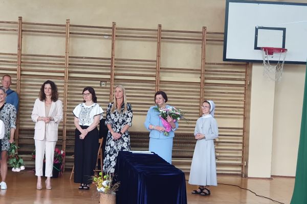 TUŻ PRZED ROZEJŚCIEM SIĘ KLAS DO SAL 