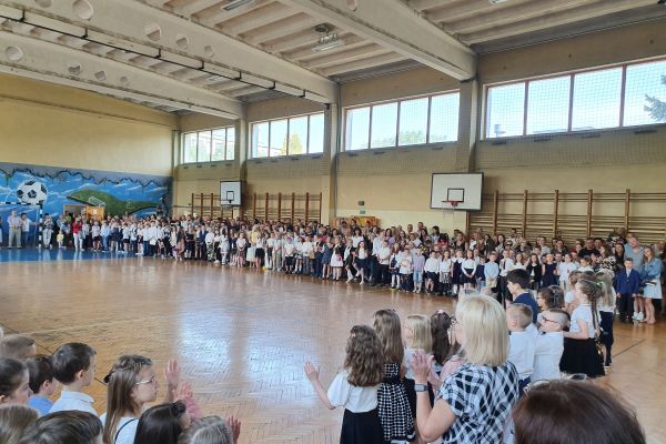 Tuz przed rozejściem się do klas