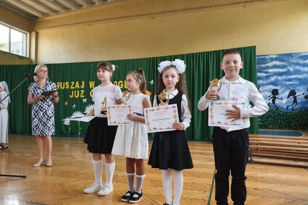 UCZNIOWIE, KTÓRZY OTRZYMALI STATUETKI S.VIVRE 