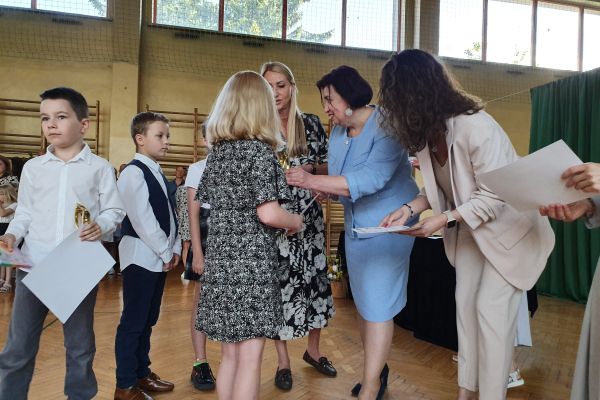 UCZNIOWIE, KTÓRZY OTRZYMALI STATUETKI S.VIVRE 