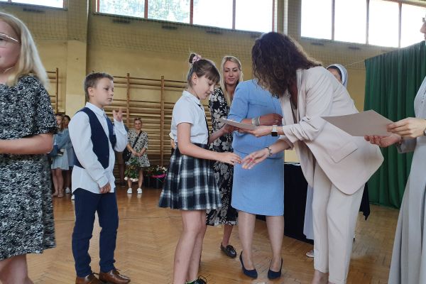 UCZNIOWIE, KTÓRZY OTRZYMALI STATUETKI S.VIVRE 