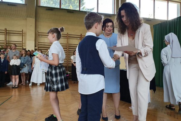 UCZNIOWIE, KTÓRZY OTRZYMALI STATUETKI S.VIVRE 