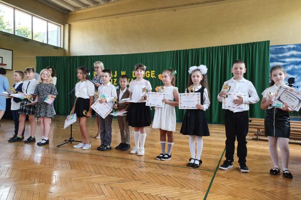 UCZNIOWIE, KTÓRZY OTRZYMALI STATUETKI S.VIVRE 