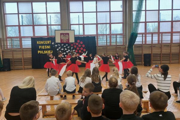 KONCERT PIEŚNI POLSKIEJ W KLASACH MŁODSZYCH